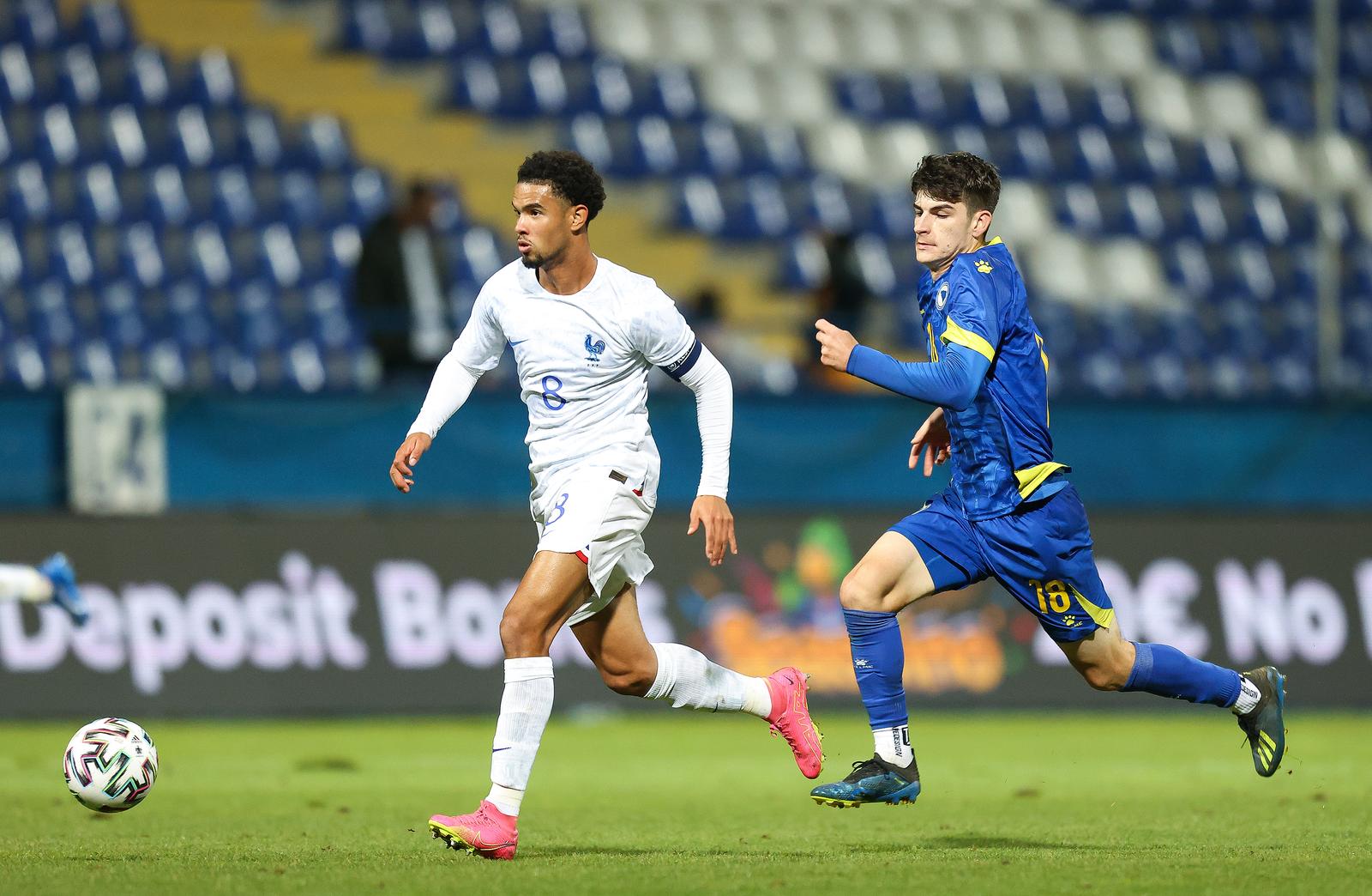 13.10.2023., stadion Grbavica, Sarajevo, Bosna i Hercegovina - Kvalifikacije za U-21 Europsko prvenstvo, skupina H, Bosna i Hercegovina - Francuska. Warren Zaire-Emery, Muhamed Buljubasic Photo: Armin Durgut/PIXSELL