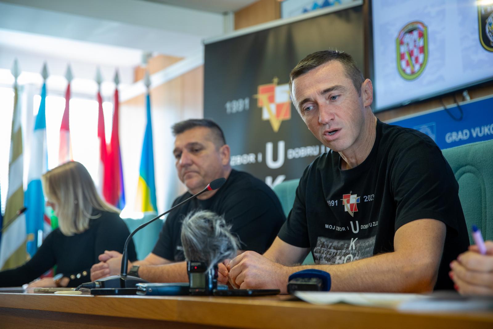 13.11.2023., Vukovar - Gradonacelnik Vukovara Ivan Penava odrzao je konferenciju za medije u Gradskoj vijecnici, uoci 25. Kolone sjecanja te povodom obiljezavanja 32. godisnjice vukovarske tragedije. Photo: Borna Jaksic/PIXSELL