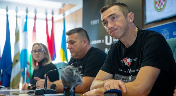 13.11.2023., Vukovar - Gradonacelnik Vukovara Ivan Penava odrzao je konferenciju za medije u Gradskoj vijecnici, uoci 25. Kolone sjecanja te povodom obiljezavanja 32. godisnjice vukovarske tragedije. Photo: Borna Jaksic/PIXSELL