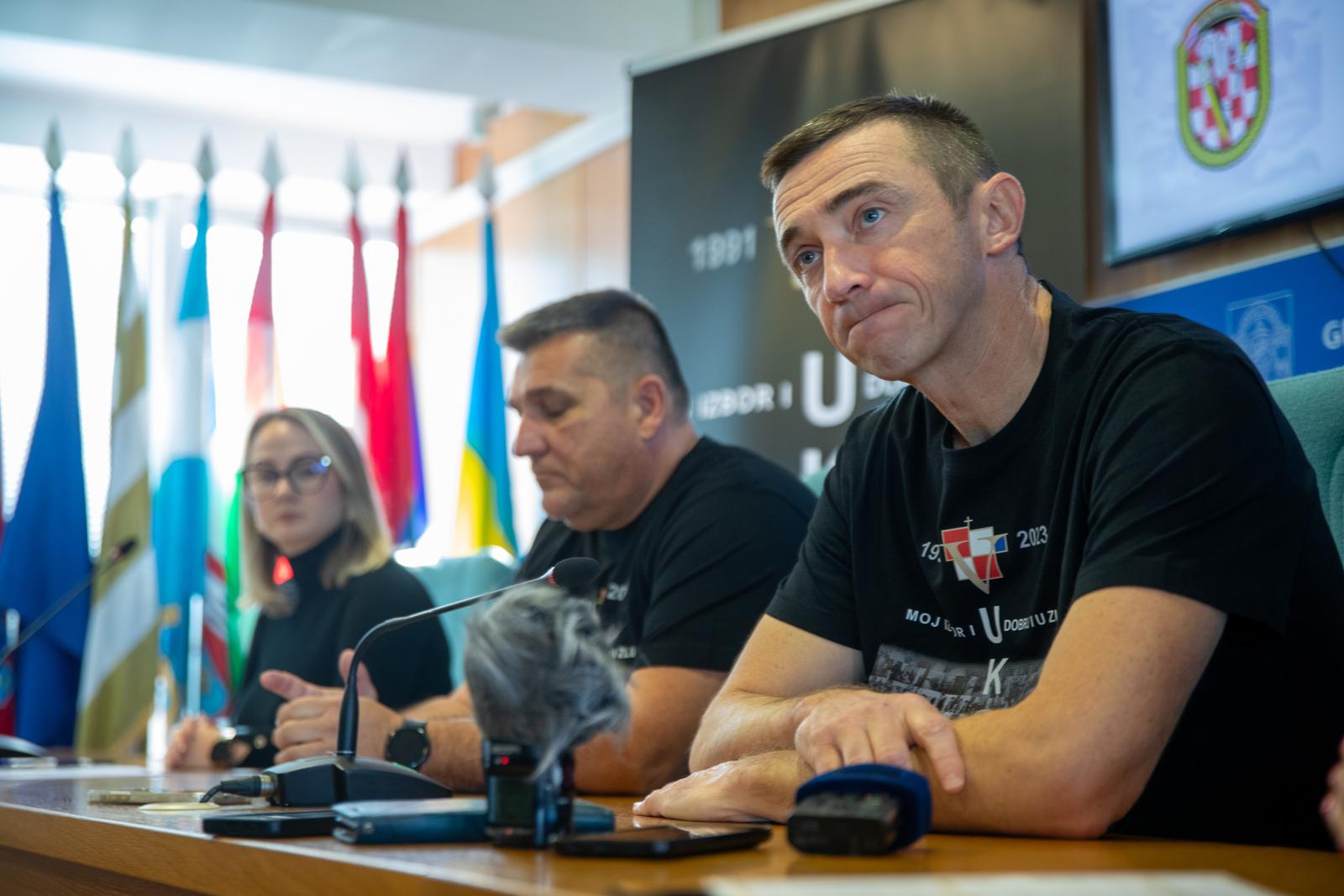 13.11.2023., Vukovar - Gradonacelnik Vukovara Ivan Penava odrzao je konferenciju za medije u Gradskoj vijecnici, uoci 25. Kolone sjecanja te povodom obiljezavanja 32. godisnjice vukovarske tragedije. Photo: Borna Jaksic/PIXSELL