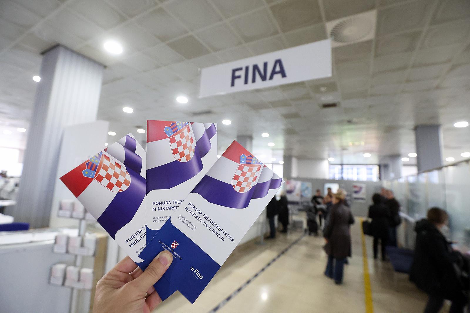 13.11.2023., Zagreb - Drzava izdaje narodne trezorske zapise koji se mogu kupiti u FINA-i. Prvi krug upisa krece u ponedjeljak, prinos je 3,75 posto. Trezorci ce se kupovati uz diskont, po cijeni od 963,95 eura za jedan zapis, a po dospijecu gradjani će dobiti 1000 eura za jedan zapis. 
 Photo: Goran Stanzl/PIXSELL