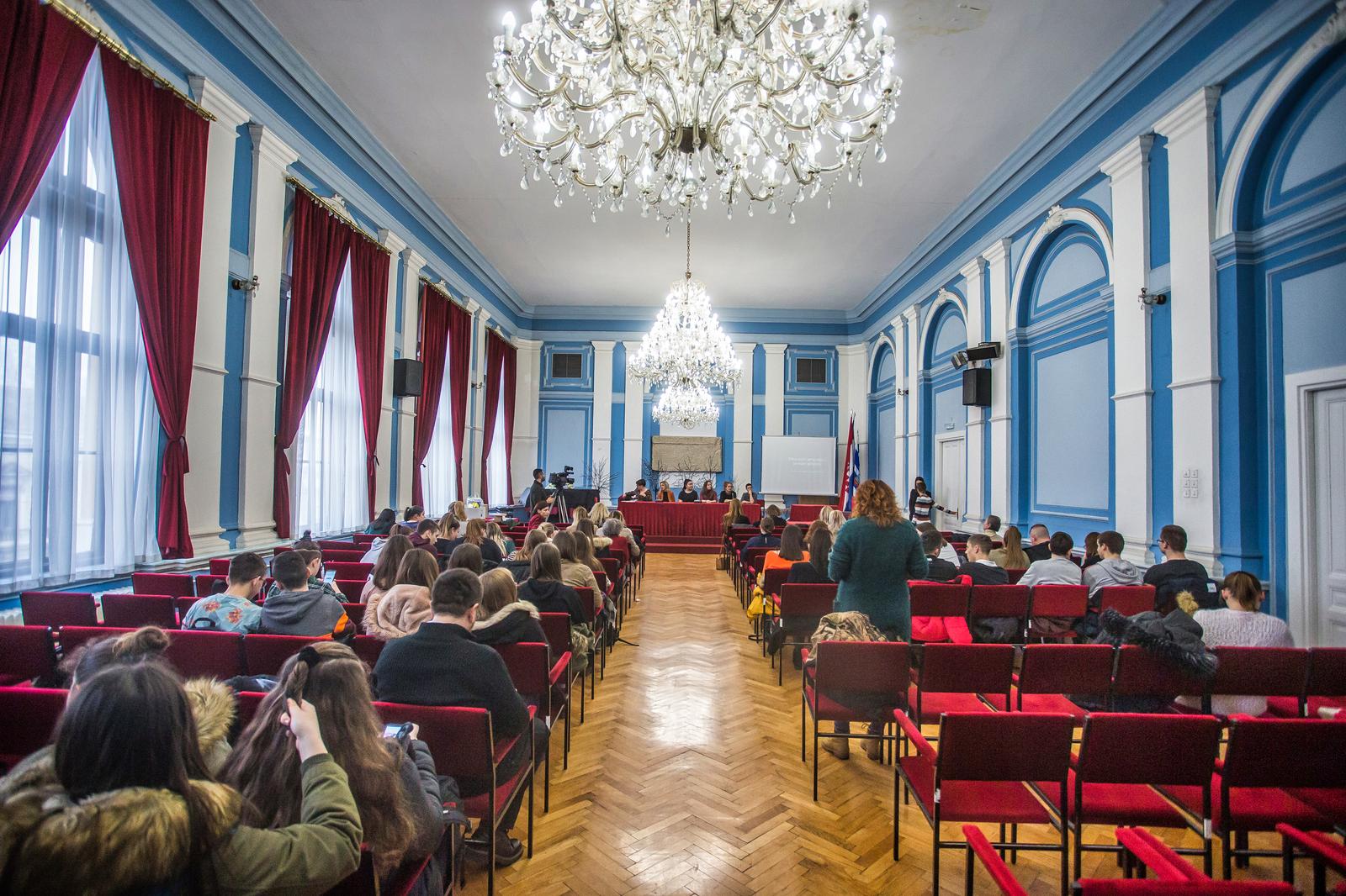 14.01.2020., Osijek - Solidarni s migrantima - tribina - Potaknuti situacijom s izbjeglicama u nasoj i okolnim drzavama te kao nastavak inicijative udruge studenata psihologije Psihos, odlucili su organizirati javnu tribinu s ciljem prikazivanja trenutne situacije u prihvatnim kampovima. Na tribini su sudjelovati profesori Fakulteta, clanovi organizacija Are You Syrious?.  Photo: Davor Javorovic/PIXSELL