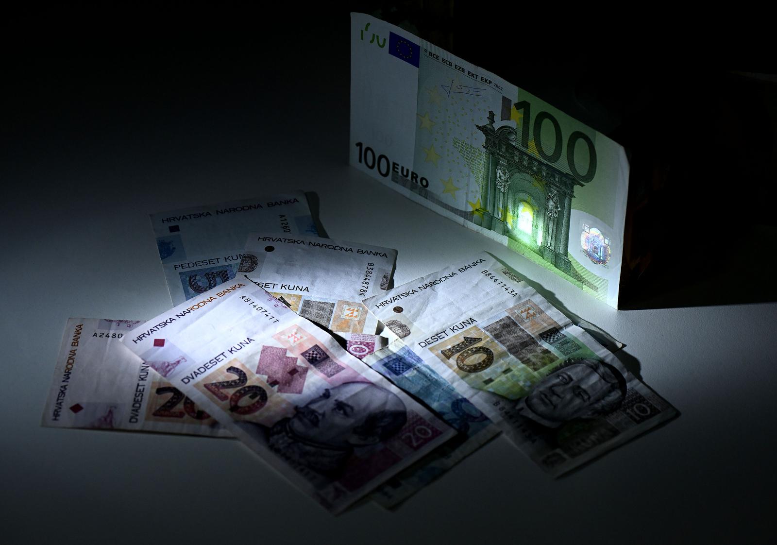 13.01.2023., Zagreb - S noci na subote 14.01. na nedjelju 15.01. zavrsava razdoblje dvojnog optjecaja kune i eura te se od tada moze placati samo eurima. Photo: Marko Lukunic/PIXSELL