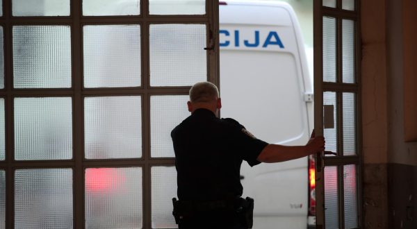 14.04.2022. Zagreb - Dolazak policijskog kombija na Zupanijsku sud gdje bi trebale biti privedene  dvije  grupe dilera koji su uhiceni u  medjunarodnoj akciji koordiniranoj od strane EUROPOL-a i EUROJUST-a, u kojoj su sudjelovale policije Hrvatske i Srbije Photo: Sanjin Strukic/PIXSELL