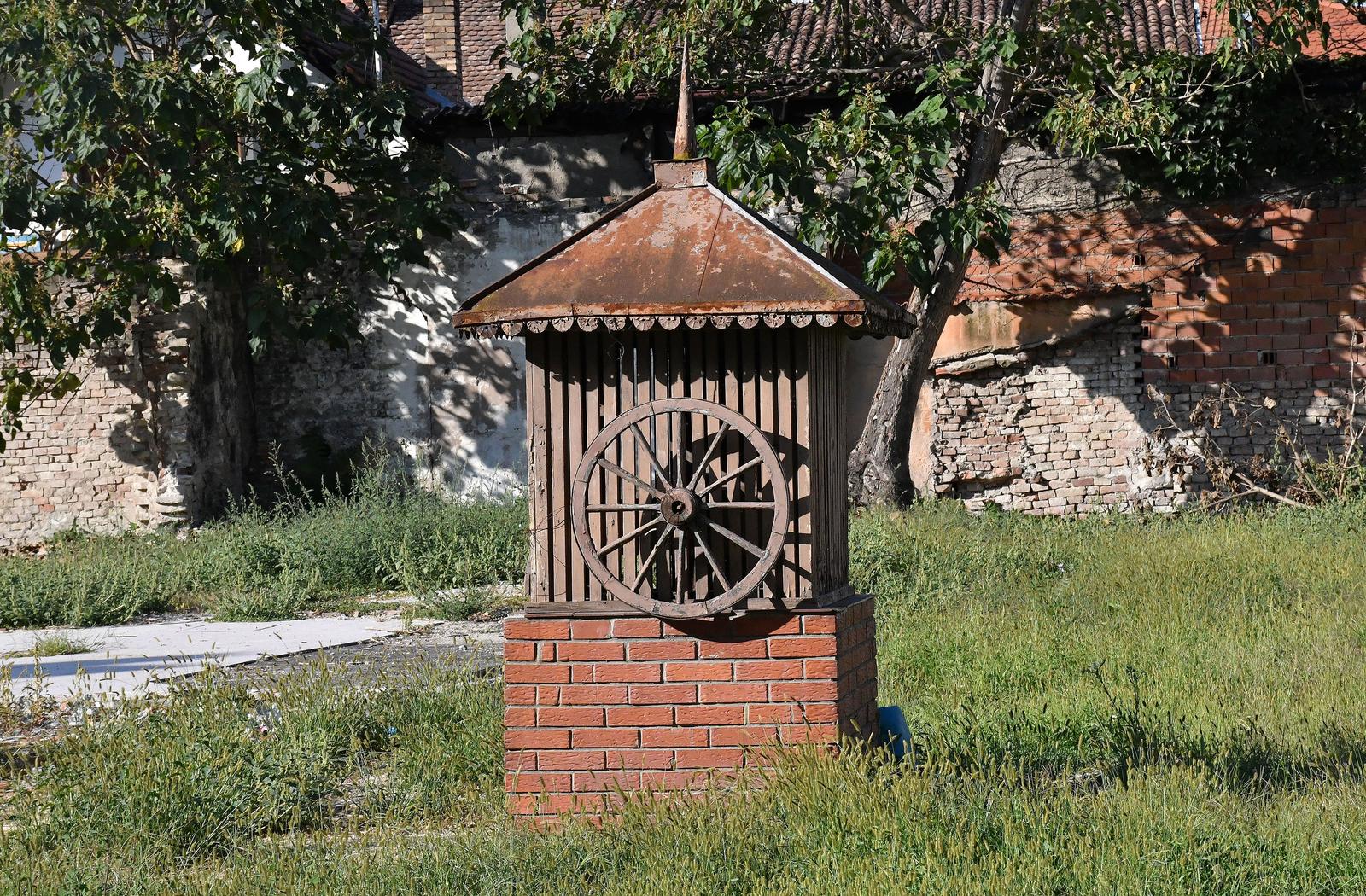 14.09.2020., Slavonski Brod -  Stari napusteni bunar u dvoristu uz Setaliste brace Radic desetljecima prkosi vremenu.rPhoto: Ivica Galovic/PIXSELL