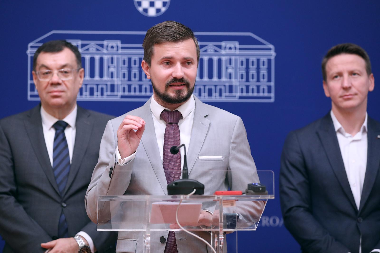14.11.2023., Zagreb - Na konferenciji za medije Fokusa odrzanoj u Saboru o temi „HDZ-ov predizborni proracun“ govorili su Dario Zurovec, Damir Bajs i Davor Nadji.
 Photo: Patrik Macek/PIXSELL