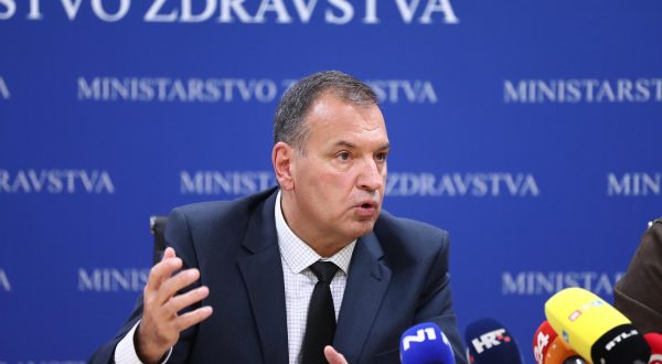14.11.2023., Zagreb . Ministar Vili Beros odrzao sastanak s Drzavnim inspektoratom kako bi se našlo zakonsko rješenje za ograničenje konzumacije štetnih energetskih napitaka i nikotinskih vrećica, koji su djeci trenutno dostupni na tržištu. Photo: Matija Habljak/PIXSELL