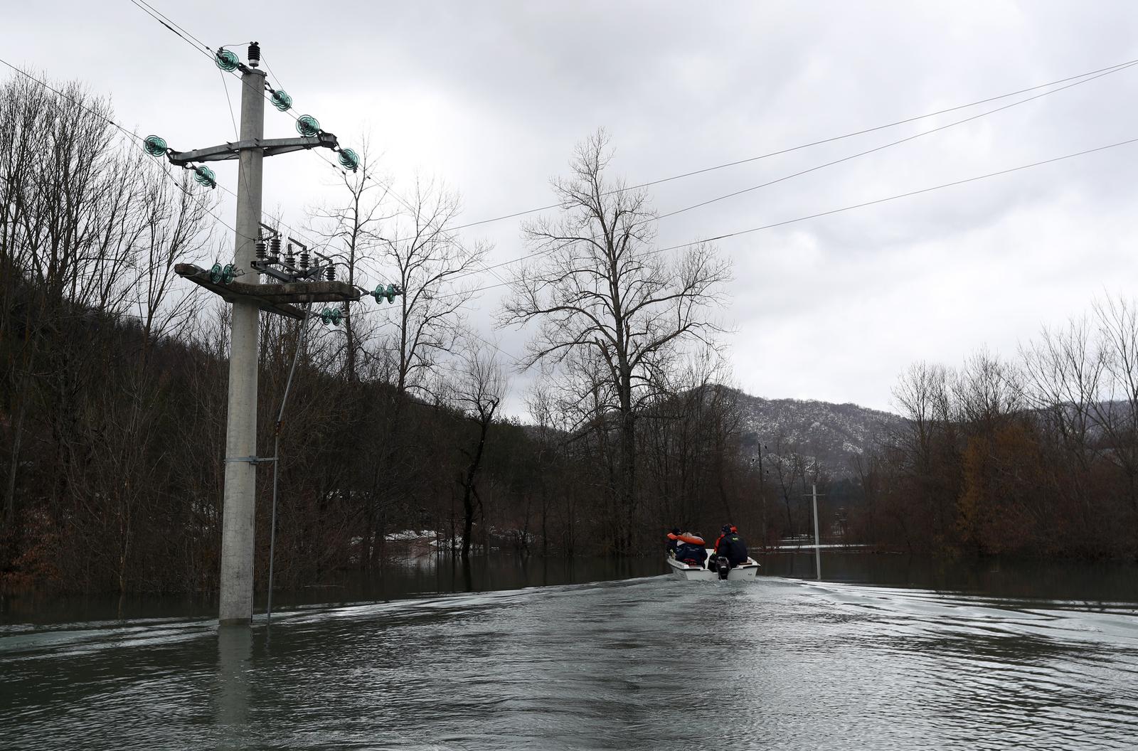 15.03.2018., Otocac - Zbog izlijevanja rijeke Like poplavljeno Kosinjsko polje, Gornji Kosinj i Kosinjski Bakovac. "nDrzavna uprava za zastitu i spasavanje su na terenu kao i medicinsko osoblje grada Gospica koji pruzaju pomoc stanovnicima okolnih sela. "nPhoto: Robert Anic/PIXSELL