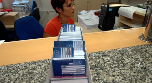 15.07.2013., Bjelovar, HZZO - Stigle prve besplatne europske kartice zdravstvenog osiguranja u bjelovarsku podruznicu Hrvatskog zavoda za zdravstveno osiguranje, a koje su gradjani narucivali uglavnom putem interneta. Zbog toga su i Bjeovarcani pohrlili podici svoje nove zdravstvene iskaznice za podrucje zemalja clanica EU, izuzev Islanda, Lihtenstajna, Norveske i Svicarske.r"nPhoto: Damir Spehar/PIXSELL