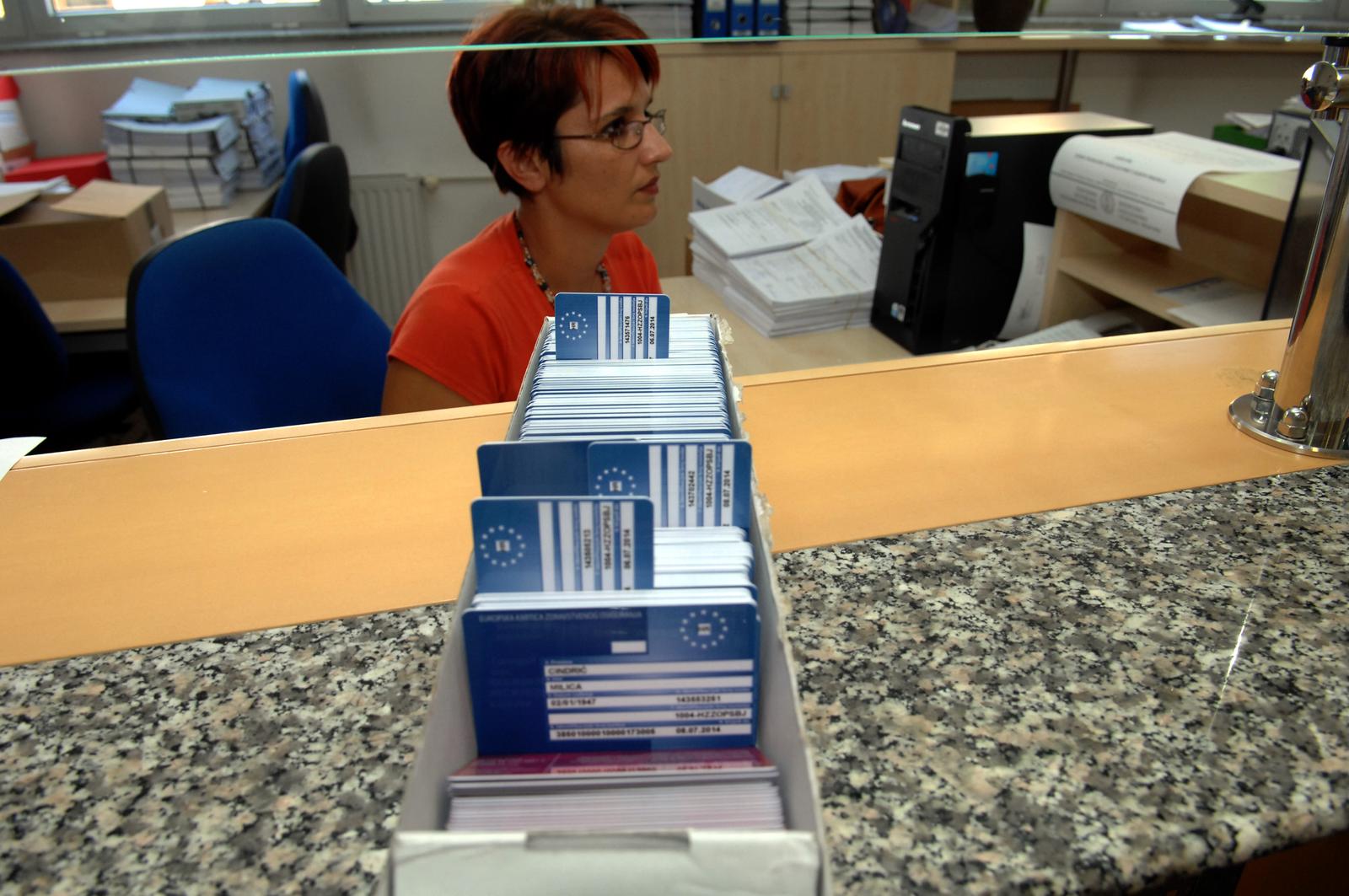 15.07.2013., Bjelovar, HZZO - Stigle prve besplatne europske kartice zdravstvenog osiguranja u bjelovarsku podruznicu Hrvatskog zavoda za zdravstveno osiguranje, a koje su gradjani narucivali uglavnom putem interneta. Zbog toga su i Bjeovarcani pohrlili podici svoje nove zdravstvene iskaznice za podrucje zemalja clanica EU, izuzev Islanda, Lihtenstajna, Norveske i Svicarske.r"nPhoto: Damir Spehar/PIXSELL