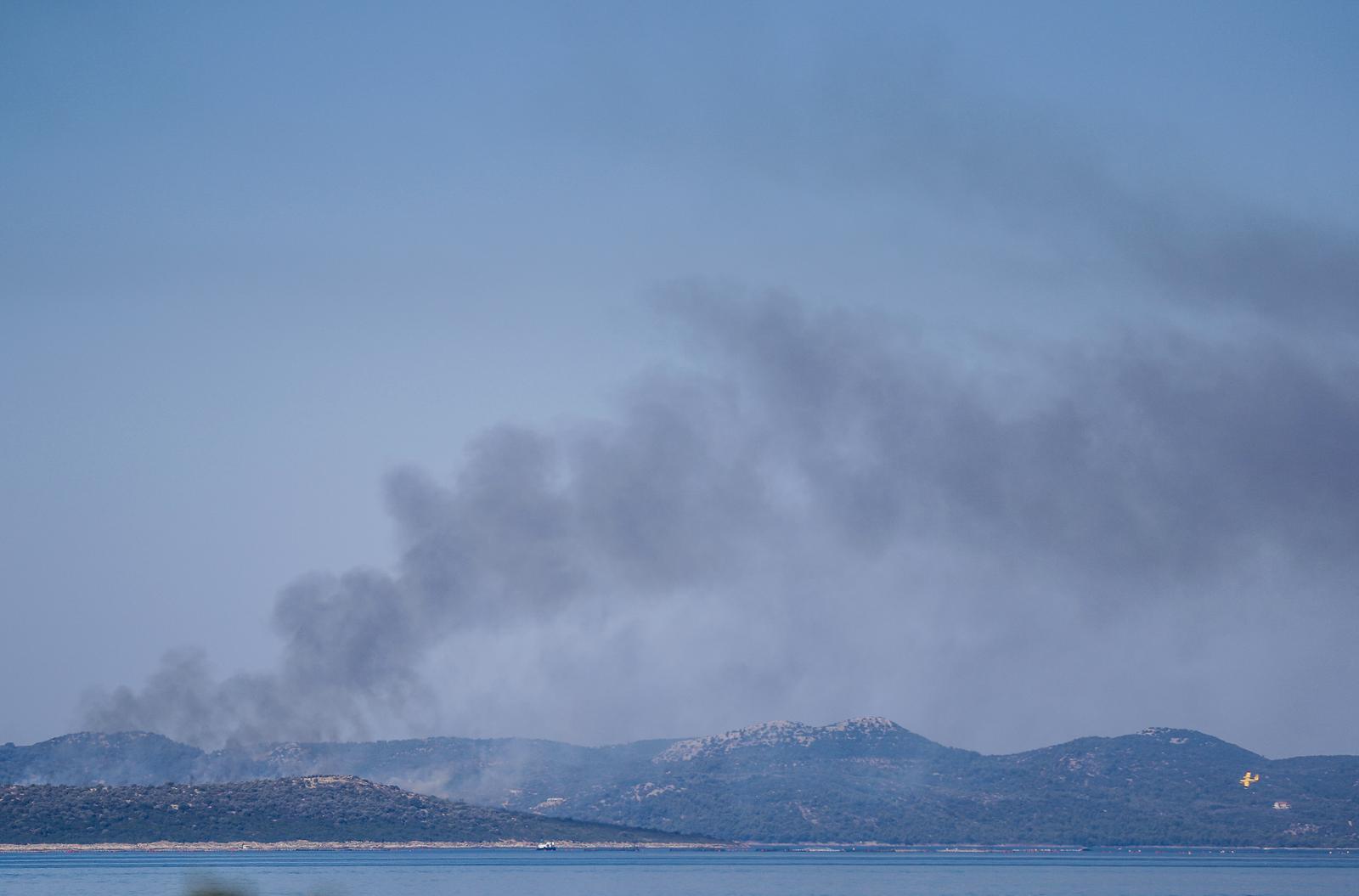 15.08.2021., Pasman - Pogled na pozar na otoku Lavdara. U gasenju sudjeluje i kanader.  r"nPhoto: Slavko Midzor/PIXSELL