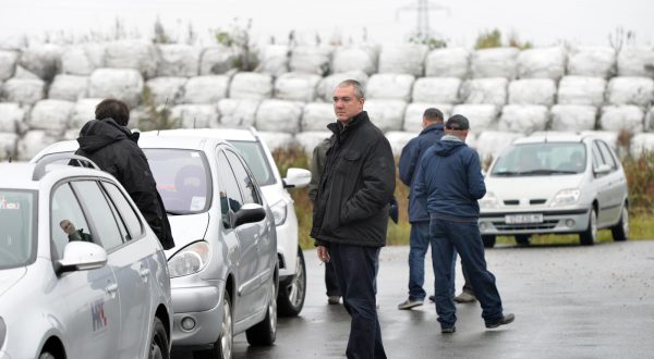 15.10.2015. Brezje, Varazdin - Gradonacelnik Goran Habus krenuo je s gradjanima, koji su mu se pridruzili, na prosvjed nazvanim 'Dosta je zavlacenja!' ispred zgrade Ministrastva zastite okolisa i prirode. Prosvjeduje se zbog novonastale situacije u vezi zbrinjavanja varazdinskog smeca. rPhoto: Marko Jurinec/PIXSELL