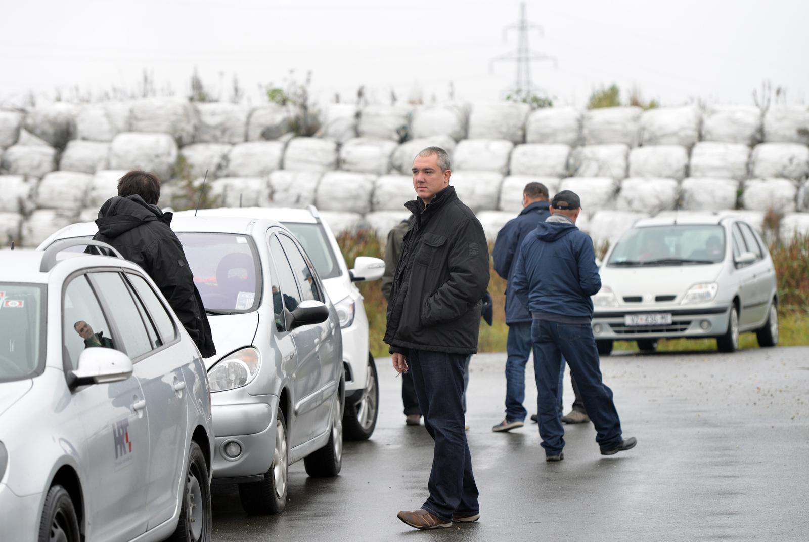 15.10.2015. Brezje, Varazdin - Gradonacelnik Goran Habus krenuo je s gradjanima, koji su mu se pridruzili, na prosvjed nazvanim 'Dosta je zavlacenja!' ispred zgrade Ministrastva zastite okolisa i prirode. Prosvjeduje se zbog novonastale situacije u vezi zbrinjavanja varazdinskog smeca. rPhoto: Marko Jurinec/PIXSELL