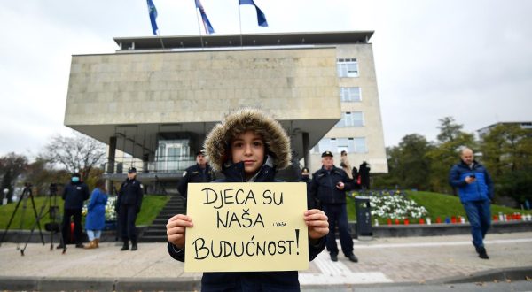 17.11.2021., Zagreb - Prosvjed majki odgojiteljica ispred Gradskog poglavarstva zbog ukidanja statusa.  Photo: Marko Lukunic/PIXSELL