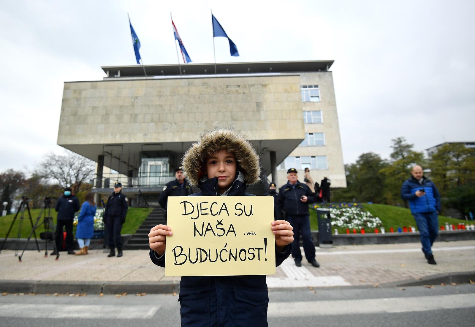 17.11.2021., Zagreb - Prosvjed majki odgojiteljica ispred Gradskog poglavarstva zbog ukidanja statusa.  Photo: Marko Lukunic/PIXSELL