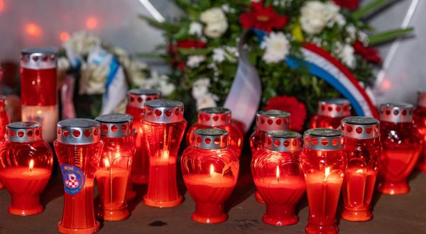 17.11.2023., Vukovar - Sredisnja komemoracija u sklopu Dana sjecanja na zrtvu Vukovara 1991. zapocela je u krugu Nacionalne memorijalne bolnice „Dr. Juraj Njavro“, gdje je vukovarsko svecenstvo i Klapa „Sveti Juraj“ Hrvatske ratne mornarice tradicionalno predvodilo molitvu te palilo svijece. Photo: Davor Javorovic/PIXSELL