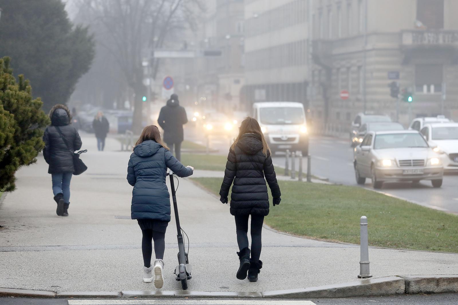 18.02.2021., Zagreb - Zagrepcane je nakon jucerasnje kise docekalo vlazno i maglovito jutro.rPhoto: Patrik Macek/PIXSELL