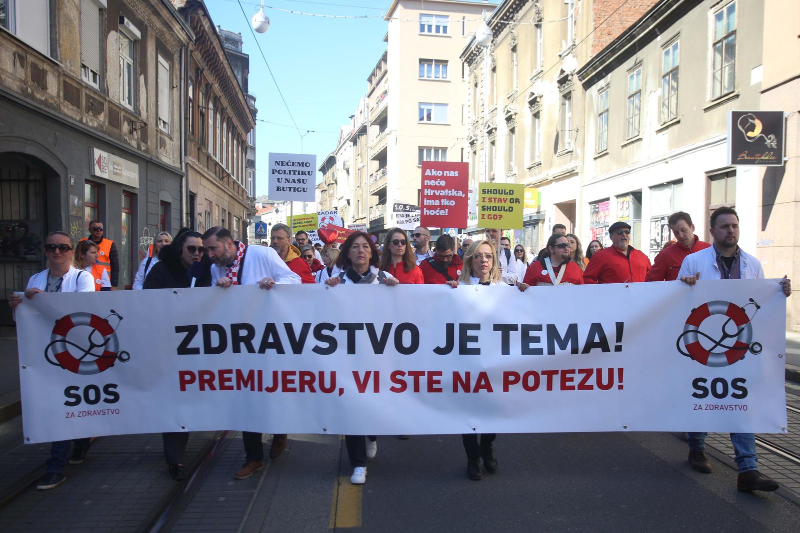 18.03.2023., Zagreb - Pod sloganom "SOS za zdravstvo", pet krovnih lijecnickih udruga organiziralo je veliki prosvjed na Trgu sv. Marka kojim su iskazali nezadovoljstvo svojim statusom, placama, ali i cjelokupnim stanjem u zdravstvenom sustavu.  Photo: Lovro Domitrovic/PIXSELL