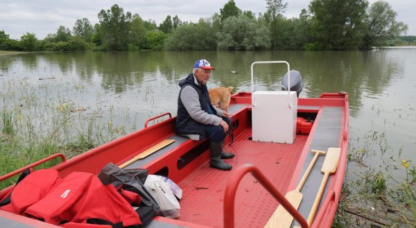 18.05.2023., Karlovac - Vatrogasci i Crveni kriz uz pomoc camaca dostavljaju kruh gradjanima koji su u svojim kucama u poplavljenom podrucju u naselju Selce uz rijeku Kupu. Photo: Luka Stanzl/PIXSELL