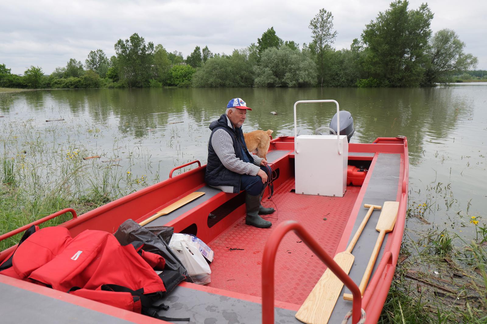 18.05.2023., Karlovac - Vatrogasci i Crveni kriz uz pomoc camaca dostavljaju kruh gradjanima koji su u svojim kucama u poplavljenom podrucju u naselju Selce uz rijeku Kupu. Photo: Luka Stanzl/PIXSELL