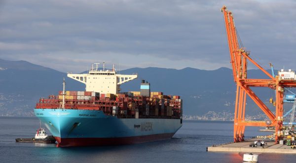 18.10.2023., Rijeka - Kontejnerski brod Maersk Hanoi uz pomoc tegljaca Jadranskog pomorskog servisa pristaje na kontejnerski terminal rijecke luke na Brajdici. Photo: Goran Kovacic/PIXSELL