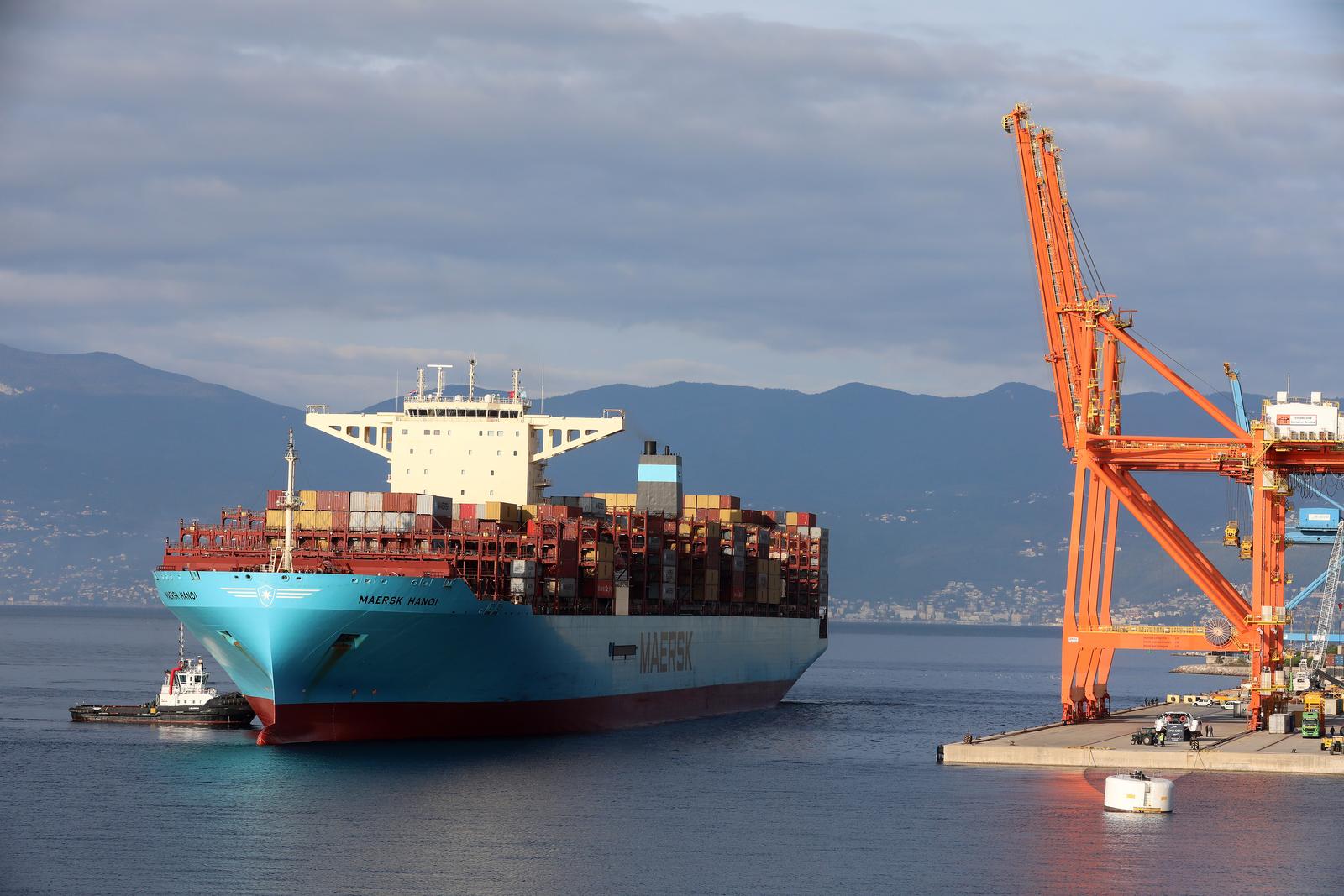 18.10.2023., Rijeka - Kontejnerski brod Maersk Hanoi uz pomoc tegljaca Jadranskog pomorskog servisa pristaje na kontejnerski terminal rijecke luke na Brajdici. Photo: Goran Kovacic/PIXSELL