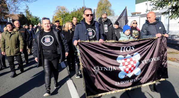 18.11.2023. Vukovar - Pod geslom "Vukovar - moj izbor i u dobru i u zlu" u Vukovaru se obiljezava 32. godisnjica vukovarske tragedije i stradanja u Domovinskom ratu. Kolona sjecanja koju predvode hrvatski branitelji Vukovara zajedno s clanovima obitelji poginulih, nestalih, ubijenih, nasilno odvedenih i umrlih hrvatskih branitelja Vukovara na celu s pripadnicima Hrvatskih obrambenih snaga koji su branili Vukovar. Photo: Emica Elvedji/PIXSELL