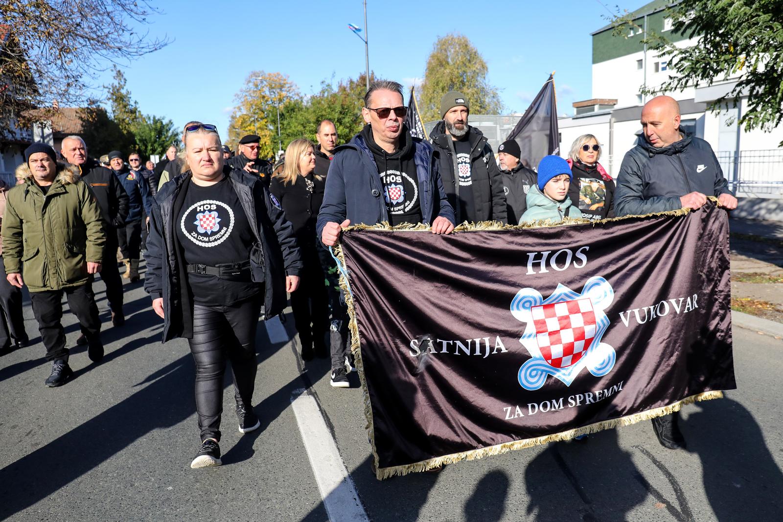 18.11.2023. Vukovar - Pod geslom "Vukovar - moj izbor i u dobru i u zlu" u Vukovaru se obiljezava 32. godisnjica vukovarske tragedije i stradanja u Domovinskom ratu. Kolona sjecanja koju predvode hrvatski branitelji Vukovara zajedno s clanovima obitelji poginulih, nestalih, ubijenih, nasilno odvedenih i umrlih hrvatskih branitelja Vukovara na celu s pripadnicima Hrvatskih obrambenih snaga koji su branili Vukovar. Photo: Emica Elvedji/PIXSELL