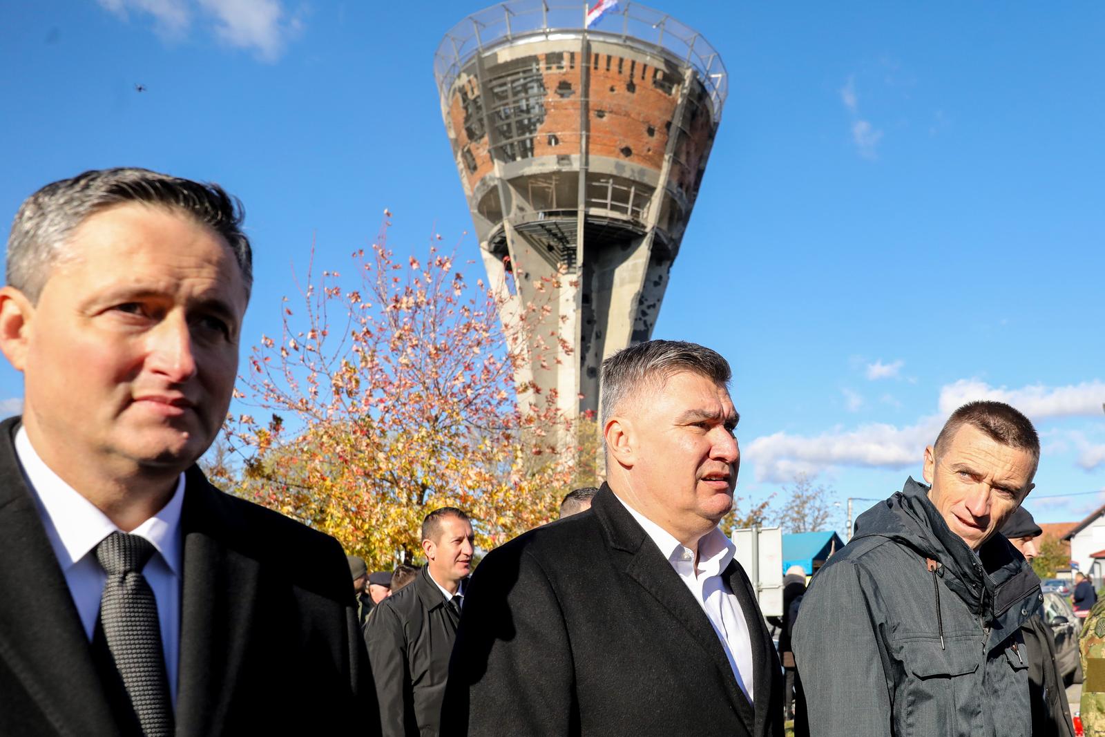 18.11.2023. Vukovar - Pod geslom "Vukovar - moj izbor i u dobru i u zlu" u Vukovaru se obiljezava 32. godisnjica vukovarske tragedije i stradanja u Domovinskom ratu. Kolona sjecanja koju predvode hrvatski branitelji Vukovara zajedno s clanovima obitelji poginulih, nestalih, ubijenih, nasilno odvedenih i umrlih hrvatskih branitelja Vukovara na celu s pripadnicima Hrvatskih obrambenih snaga koji su branili Vukovar. Denis Becirovic, Zoran Milanovic, Ivan Penava. Photo: Emica Elvedji/PIXSELL