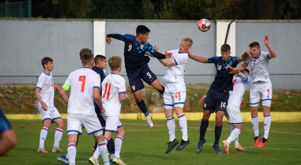 18.11.2023., stadion Valbruna, Rovinj - Kvalifikacije za UEFA U-19 Europsko prvenstvo, Hrvatska - Farski otoci. Lorenzo Travaglia, Jonas Prior Photo: Sasa Miljevic/PIXSELL