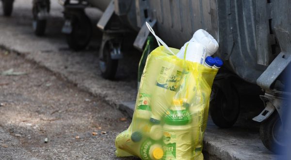 19.09.2022., Sibenik - Uvodjenjem eura od 1.sijecnja 2023. godine odredila se i cijena povratne naknade za plasticnu ambalazu koja ce izbositi 0.07 eura. Photo: Hrvoje Jelavic/PIXSELL