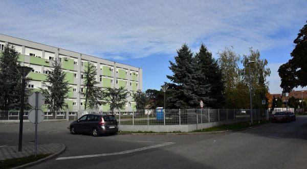 19.10.2021., Slavonski Brod - U slavonskobrodskoj Opcoj bolnici "Dr. Josip Bencevic" uskoro pocinje izgradnja modernog heliodroma. Poligona za helikoterska slijetanje prvo je bio  zamisljen na krovu bolnice, no od toga se odustalo, pa ce njegova gradnja zapoceti unutar kruga bolnice i to uz samu zgradu nove Poliklinike. Bolnicki heliodrom biti ce podignut iznad tla na stupovima, a moci ce primati i teze helikoptere. Projekt sufinancira, uz donaciju Vlade SAD-a i hrvatska Vlada. Trebao bi biti dovrsen u roku od cetiri mjeseca. Photo: Ivica Galovic/PIXSELL