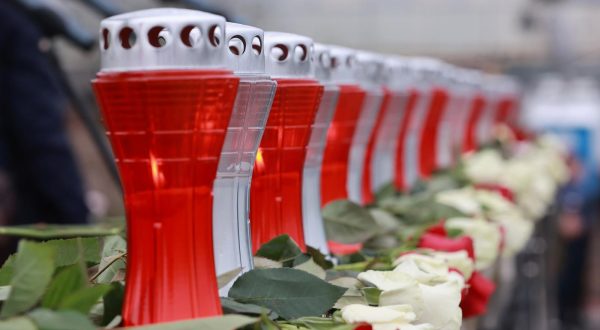 19.11.2022., Vukovar - U Borovo-commercu kod ostataka nekadasnje bolnice i sklonista odrzao se prigodni program te paljenje svijeca i polaganje vijenaca pod nazivom Zrtva Borovo naselja za domovinu. Photo: Davor Javorovic/PIXSELL