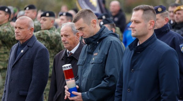 19.11.2023., Vukovar - Udruga roditelja i obitelji zarobljenih i nasilno odvedenih hrvatskih branitelja "Vukovarske majke" organizirala je prigodni program i polaganje vijenaca ispred ostataka negdasnje ratne bolnice i sklonista Borovo commerca. Potom je kolona sjecanja krenula Kriznim putem od Ulice Blage Zadre, Trpinjskom cestom do crkve Gospe Fatimske. Ivan Penava, Zeljko Sabo. Photo: Borna Jaksic/PIXSELL
