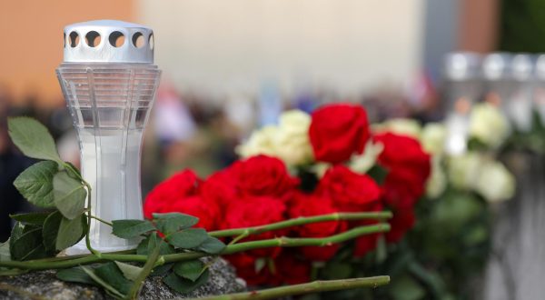 19.11.2023., Vukovar - Udruga roditelja i obitelji zarobljenih i nasilno odvedenih hrvatskih branitelja "Vukovarske majke" organizirala je prigodni program i polaganje vijenaca ispred ostataka negdasnje ratne bolnice i sklonista Borovo commerca. Potom je kolona sjecanja krenula Kriznim putem od Ulice Blage Zadre, Trpinjskom cestom do crkve Gospe Fatimske Photo: Borna Jaksic/PIXSELL