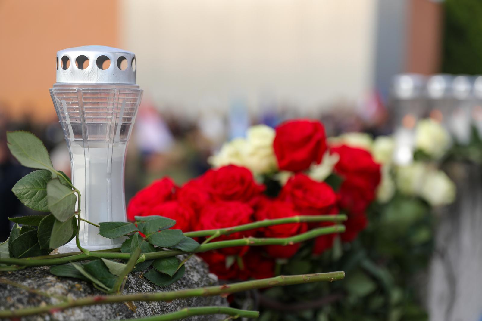19.11.2023., Vukovar - Udruga roditelja i obitelji zarobljenih i nasilno odvedenih hrvatskih branitelja "Vukovarske majke" organizirala je prigodni program i polaganje vijenaca ispred ostataka negdasnje ratne bolnice i sklonista Borovo commerca. Potom je kolona sjecanja krenula Kriznim putem od Ulice Blage Zadre, Trpinjskom cestom do crkve Gospe Fatimske Photo: Borna Jaksic/PIXSELL