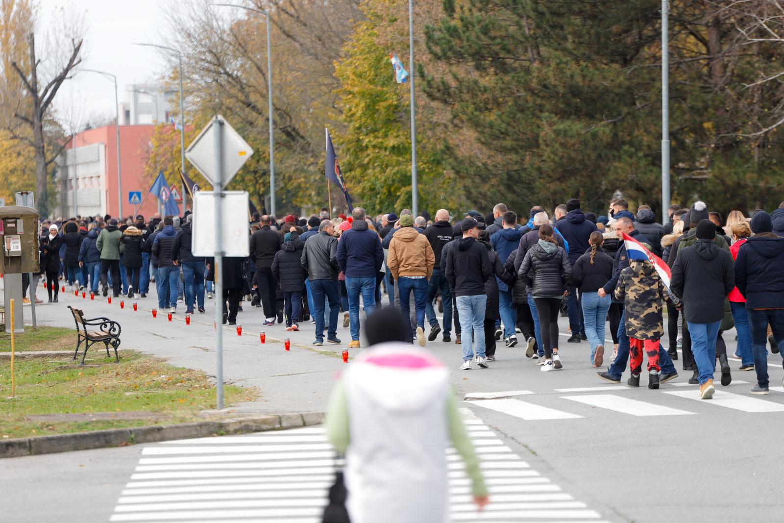 19.11.2023., Vukovar - Udruga roditelja i obitelji zarobljenih i nasilno odvedenih hrvatskih branitelja "Vukovarske majke" organizirala je prigodni program i polaganje vijenaca ispred ostataka negdasnje ratne bolnice i sklonista Borovo commerca. Potom je kolona sjecanja krenula Kriznim putem od Ulice Blage Zadre, Trpinjskom cestom do crkve Gospe Fatimske Photo: Borna Jaksic/PIXSELL