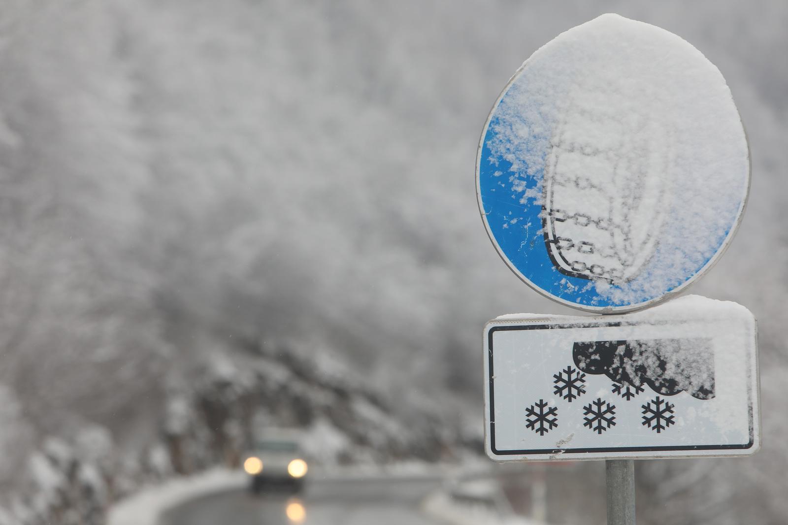 20.01.2023, Rakovica - Na podrucju Like pada sitan snijeg. Na cesti su zimski uvjeti zbog cega je obavezna zimska oprema za sva vozila. Photo: Kristina Stedul Fabac/PIXSELL