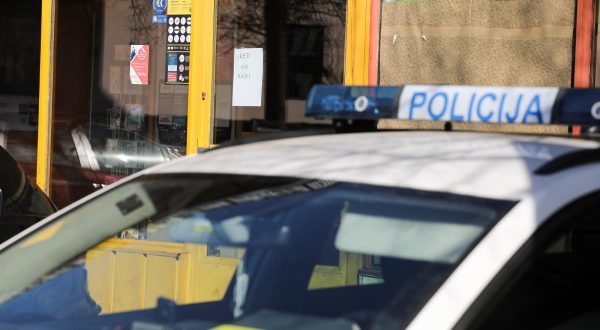 20.02.2023., Zagreb - Nepoznati maskirani pocinitelj uz prijetnju vatrenim oruzjem pocinio razbojnistvo u posti u Ulici Segrta Hlapica u Botincu. Ocevid je u tijeku. Photo: Emica Elvedji/PIXSELL