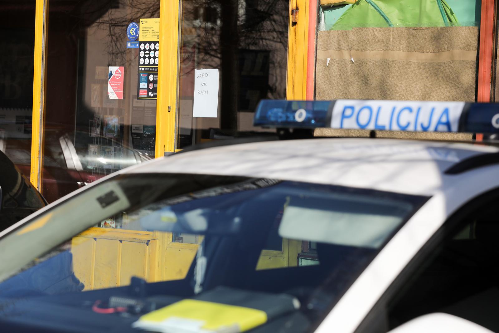 20.02.2023., Zagreb - Nepoznati maskirani pocinitelj uz prijetnju vatrenim oruzjem pocinio razbojnistvo u posti u Ulici Segrta Hlapica u Botincu. Ocevid je u tijeku. Photo: Emica Elvedji/PIXSELL