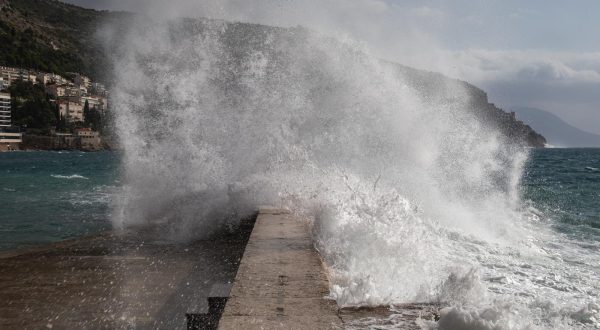20.10.2023., Stara gradska jezgra, Dubrovnik - Olujno jugo na dubrovackom podrucju, zbog cega je Drzavni hidrometeoroloski zavod izdao narancasto upozorenje.

 Photo: Grgo Jelavic/PIXSELL