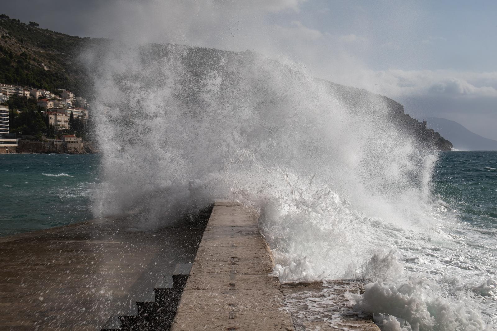 20.10.2023., Stara gradska jezgra, Dubrovnik - Olujno jugo na dubrovackom podrucju, zbog cega je Drzavni hidrometeoroloski zavod izdao narancasto upozorenje.

 Photo: Grgo Jelavic/PIXSELL