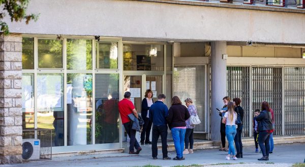 21.05.2020.., Pula - rNezaposleni Puljani cekaju svoj red kako bi usli u Zavod za zaposljavanje.rPhoto: Srecko Niketic/PIXSELL