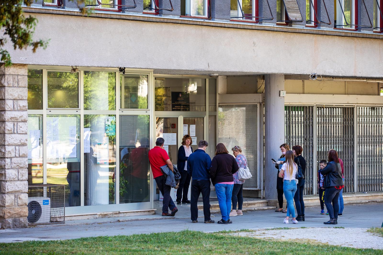 21.05.2020.., Pula - rNezaposleni Puljani cekaju svoj red kako bi usli u Zavod za zaposljavanje.rPhoto: Srecko Niketic/PIXSELL