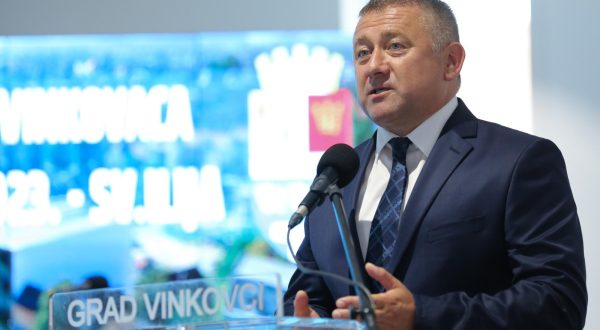 21.07.2023., Vinkovci - U Gradskoj knjiznici i citaonici odrzana je svecana sjednica povodom Dana Grada Vinkovaca. zupan Vukovarsko-srijemske zupanije Damir Dekanic Photo: Dubravka Petric/PIXSELL