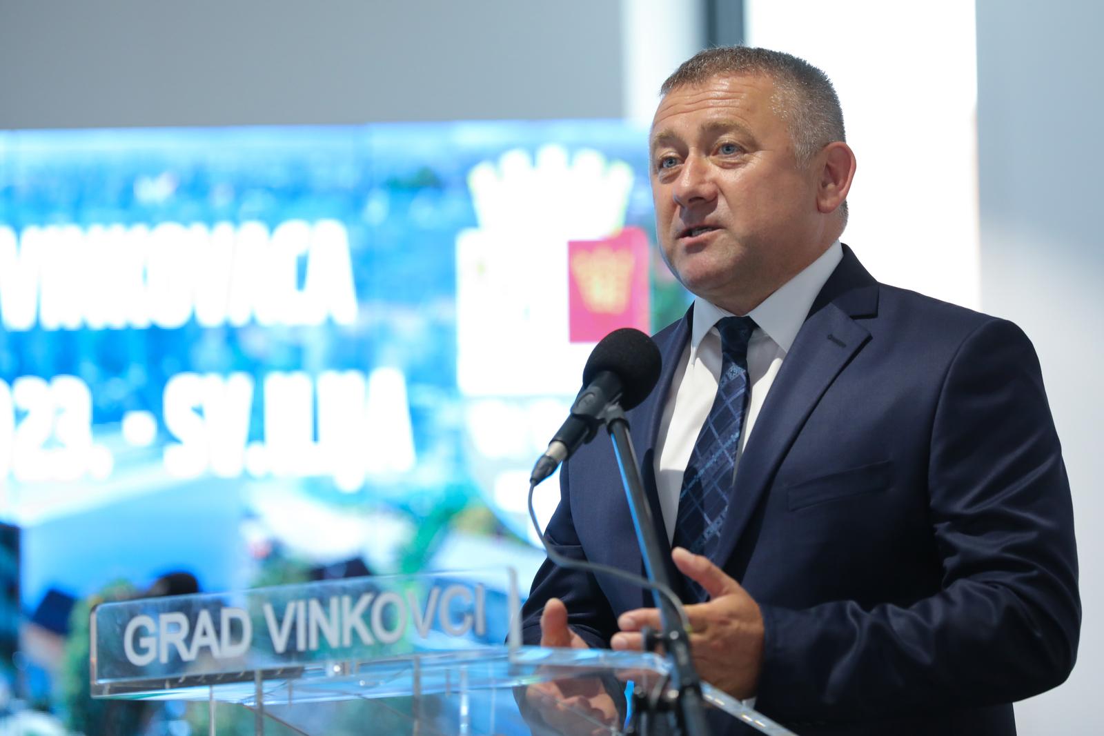 21.07.2023., Vinkovci - U Gradskoj knjiznici i citaonici odrzana je svecana sjednica povodom Dana Grada Vinkovaca. zupan Vukovarsko-srijemske zupanije Damir Dekanic Photo: Dubravka Petric/PIXSELL