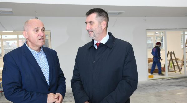 21.11.2023., Petrinja - Potpredsjednik Vlade i ministar Branko Bacic u drustvu madjarskog veleposlanika Csaba Demcsaka obisao je gradilitte I. Osnovne skole u Petrinji koja se gradi suradnjom Madjarske i Hrvatske Vlade Projekt izgradnje nove Prve osnovne skole Petrinja vrijedan je vise od 22 milijuna eura. Photo: Nikola Cutuk/PIXSELL