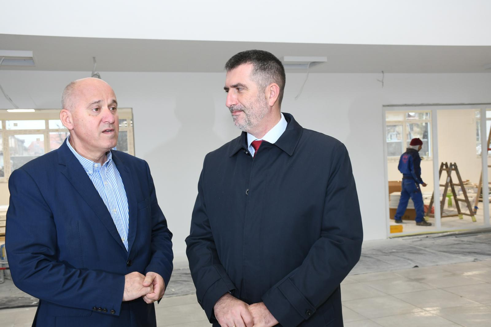 21.11.2023., Petrinja - Potpredsjednik Vlade i ministar Branko Bacic u drustvu madjarskog veleposlanika Csaba Demcsaka obisao je gradilitte I. Osnovne skole u Petrinji koja se gradi suradnjom Madjarske i Hrvatske Vlade Projekt izgradnje nove Prve osnovne skole Petrinja vrijedan je vise od 22 milijuna eura. Photo: Nikola Cutuk/PIXSELL