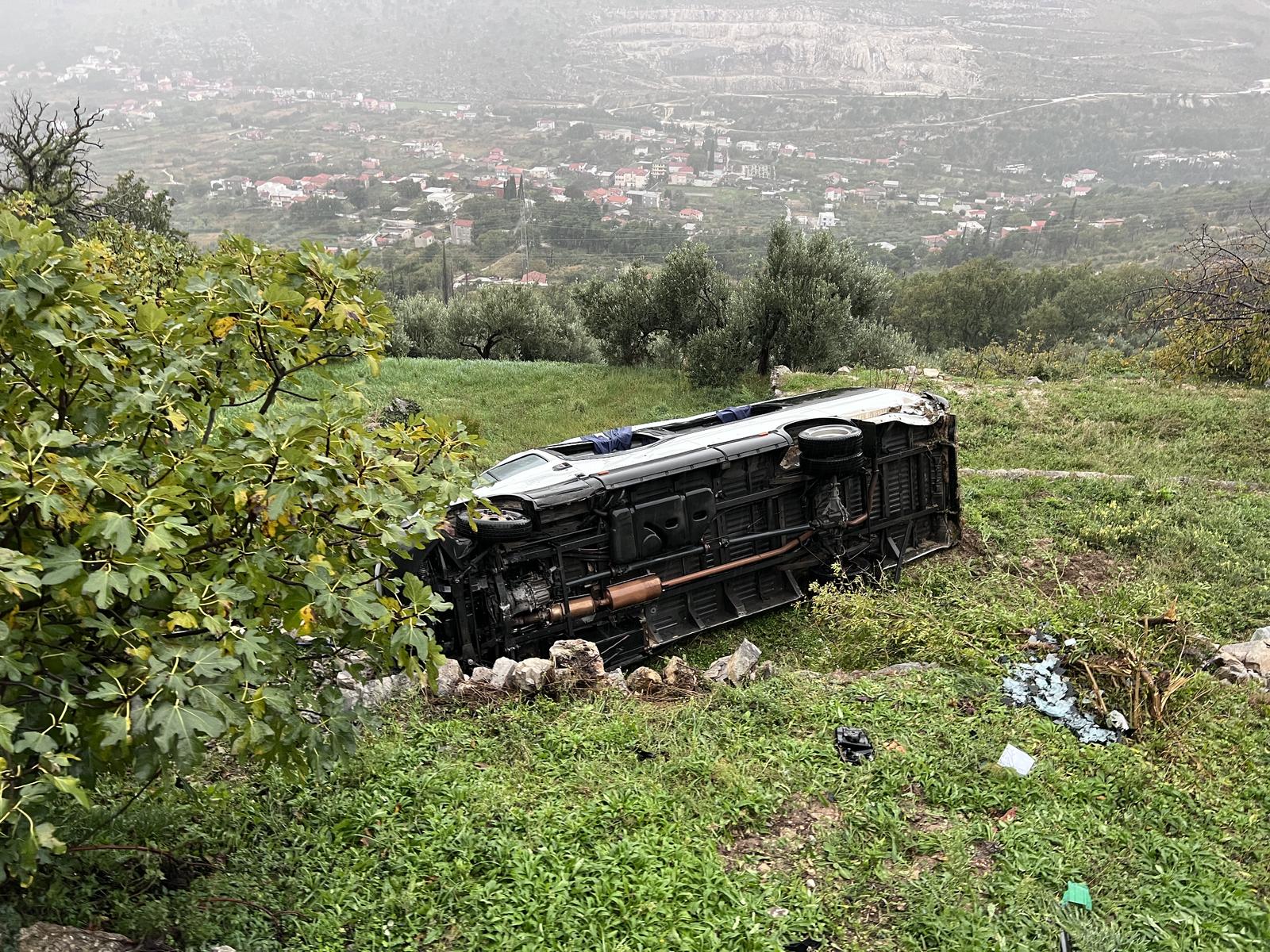 21.11.2023., Gornje Sitno - Oko 13:30 sati došlo je do prometne nesrece na cesti koja spaja Srinjine i Gornje Sitno. Vozac je upravljajuci kombi vozilom sletio pod cestu, u vrt obiteljske kuce u naselju Sirotkovici. Radi se o skolskom kombiju u kojem je u trenutku nesrece bilo djece. Nitko nije teže ozlijedjen, ali su preventivno prevezeni u Split na pruzanje liječnicke pomoci. Photo: Ivo Cagalj/PIXSELL