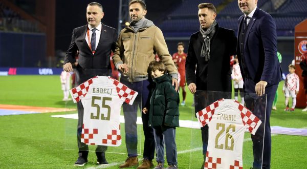 21.11.2023., stadion Maksimir, Zagreb - Kvalifikacije za UEFA Euro 2024, skupina D, Hrvatska - Armenija. Milan Badelj i Josip Pivaric dobili su priznanje Hrvatskog nogometong saveza. predsjednik HNS-a Marijan Kustic, Milan Badelj, Josip Pivaric, Stipe Pletikosa Photo: Goran Stanzl/PIXSELL
